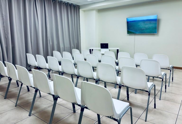 Зал MEETING